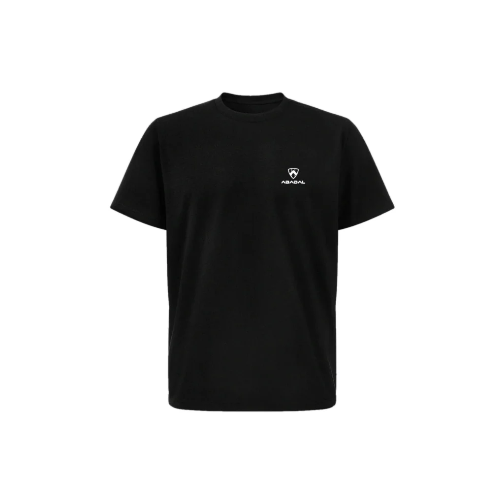 Camiseta negra Abadal, vista frontal con logotipo