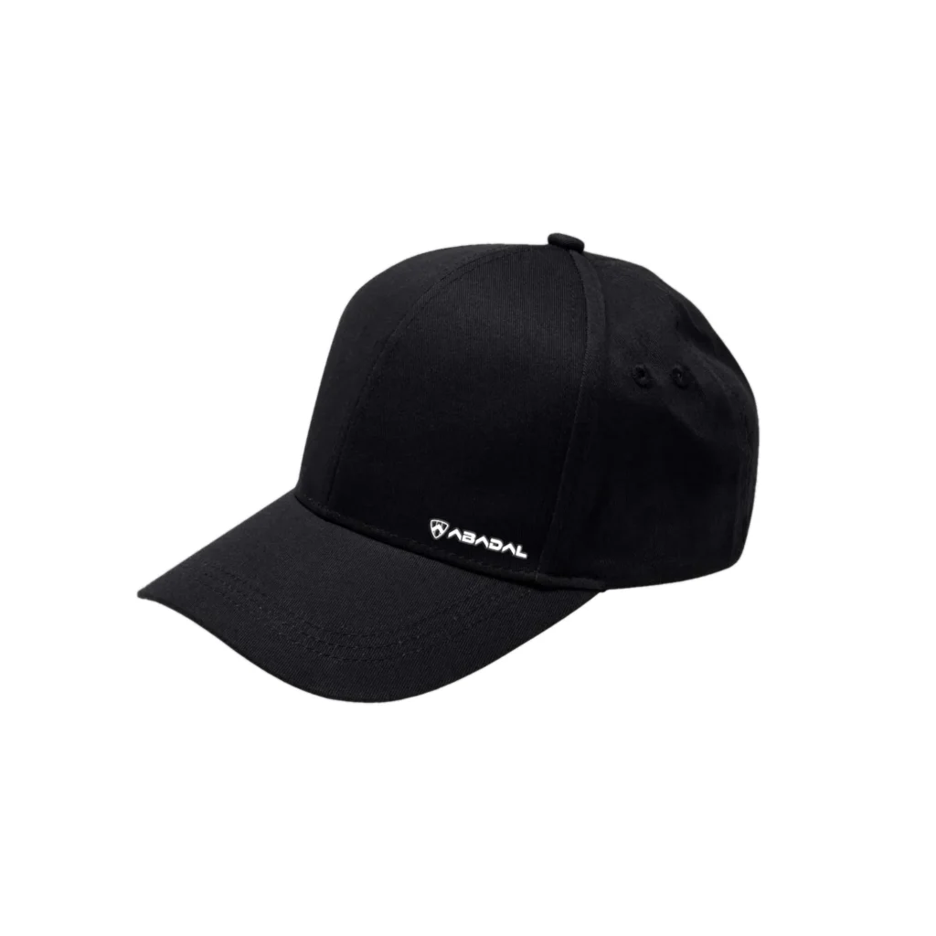 Gorra negra Abadal con logotipo reflectante en el lateral