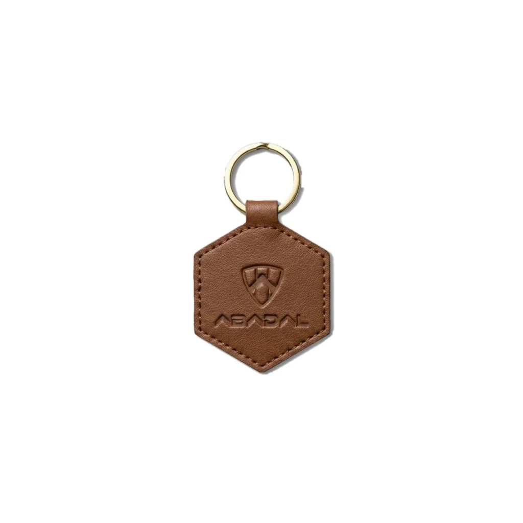 Llavero hexagonal de piel marrón con logotipo Abadal grabado