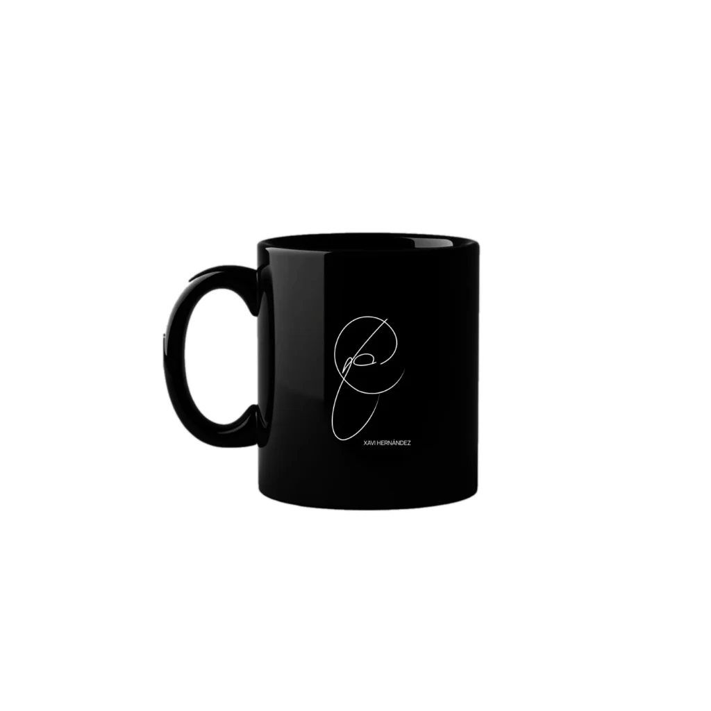 Taza negra con la firma de Xavi Hernández en blanco